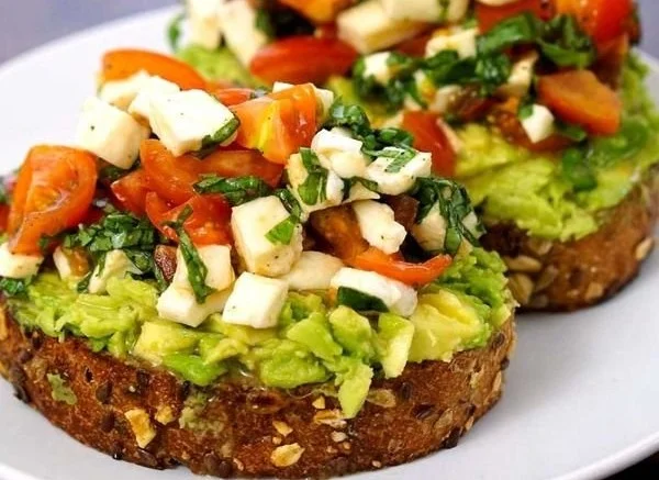 Avocado Toast with Tomatoes, Basil, and Mozzarella 6 Avocado Toast with Tomatoes, Basil, and Mozzarella