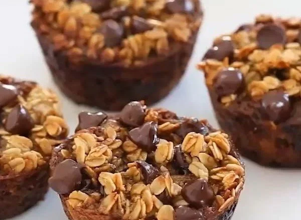 Healthy Banana Chocolate Chip Oatmeal Muffins 4 Healthy banana chocolate chip oatmeal muffins ready to be served